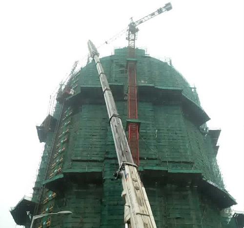 五莲吊车在工地上作业